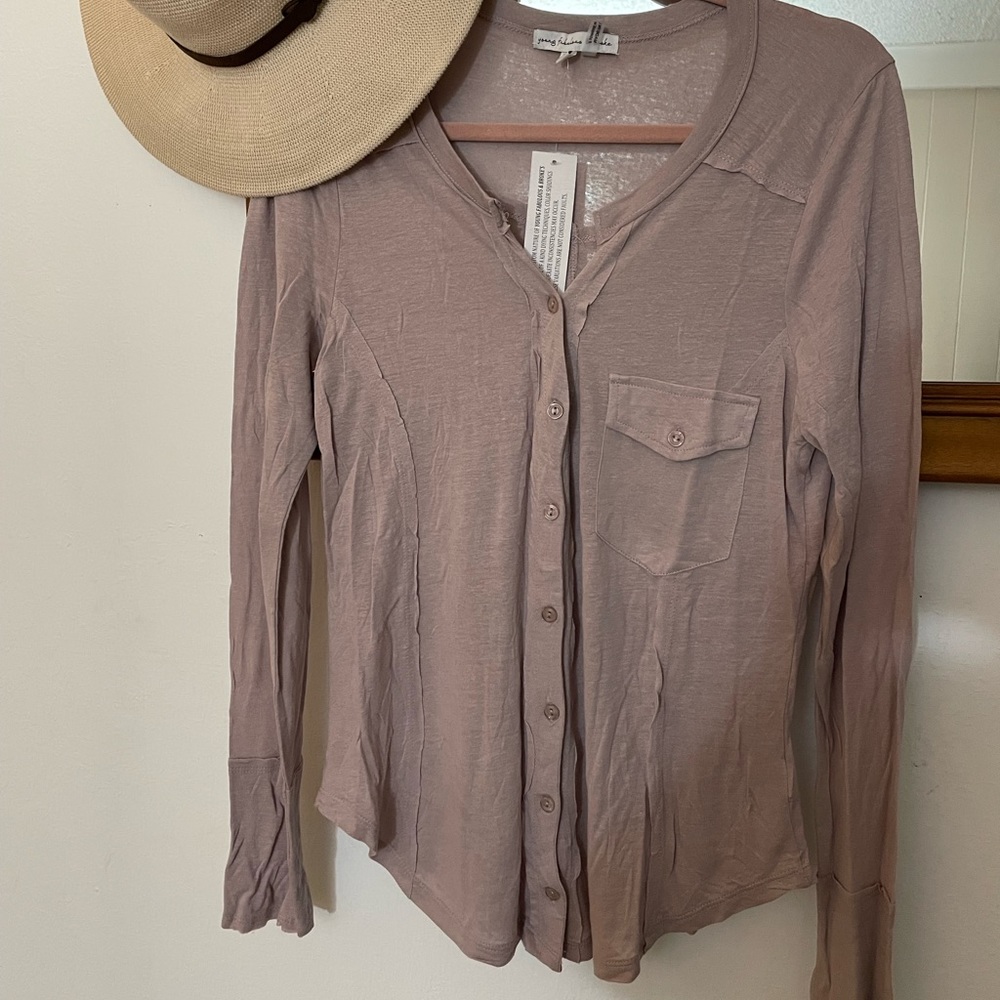 NWT Pretty YOUNG FABULOUS & BROKE Scoop Neck Button Down Henley Blouse